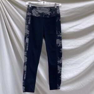 Sketchers black floral leggings with pockets, size small